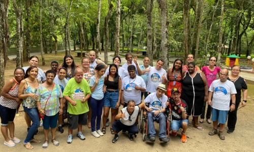 Usuários do Centro-Dia para Pessoa com Deficiência de Volta Redonda fazem visita ao Zoológico